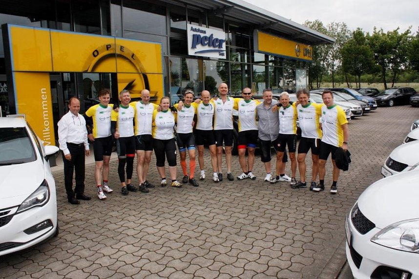 11 radelnde Opel-Banker machten auf ihrer Benefiztour heute im OPEL-Autohaus der Peter Gruppe halt