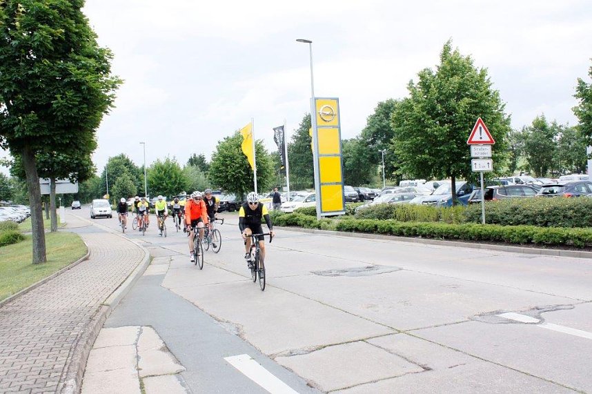 11 radelnde Opel-Banker machten auf ihrer Benefiztour heute im OPEL-Autohaus der Peter Gruppe halt