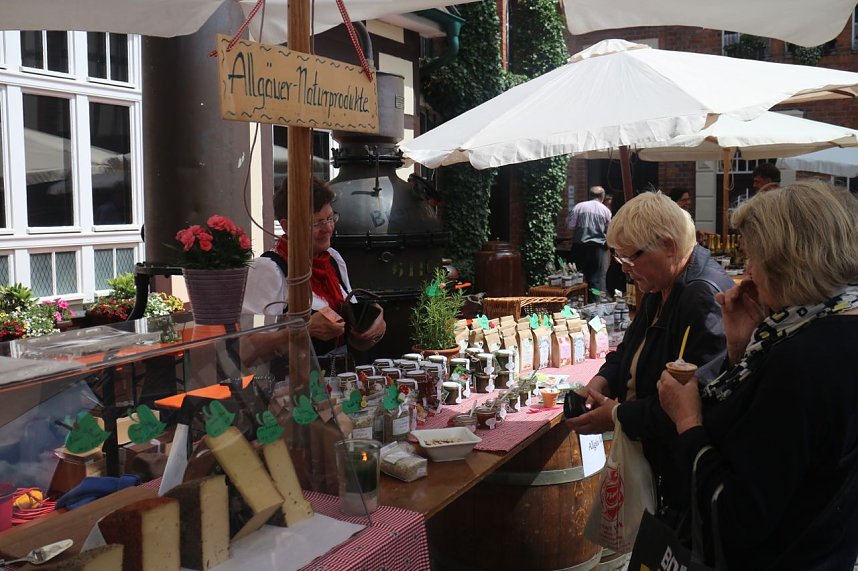 In der Echten Nordh&auml;user Traditionsbrennerei wurde heute der erste "Hof- und Genussmarkt" er&ouml;ffnet