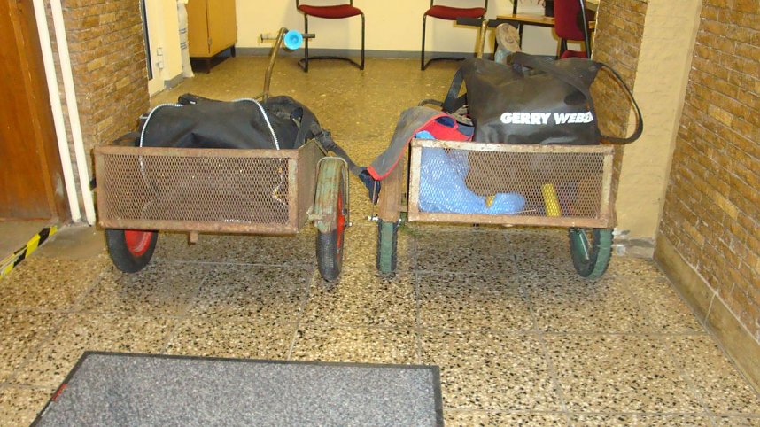 Bollerwagen liegen gelassen