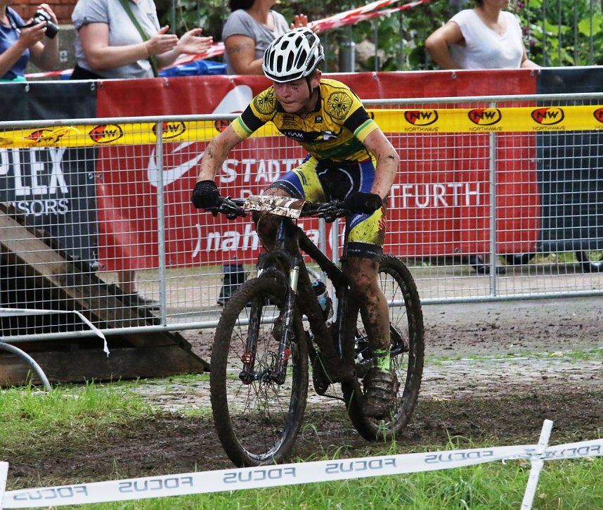 Im Nationaltrikot mit dem Mountainbike unterwegs