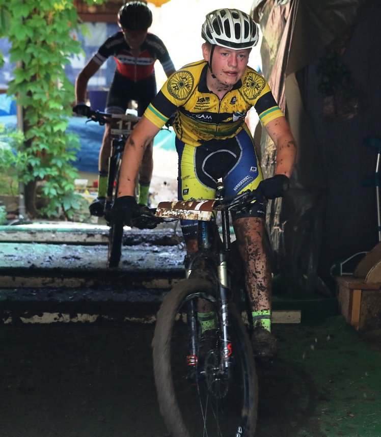 Im Nationaltrikot mit dem Mountainbike unterwegs