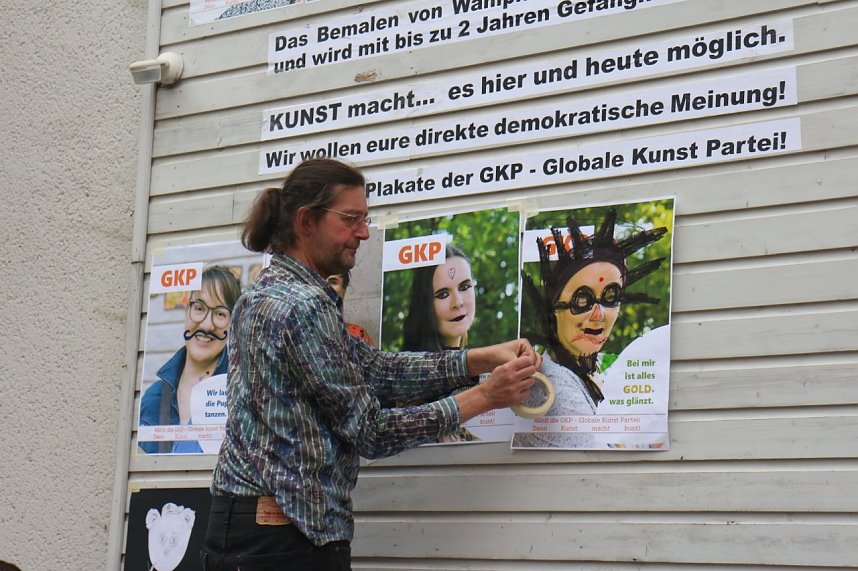 Kunst f&uuml;r alle! - beim diesj&auml;hrigen Kunstfest durfte man auch Wahlplakate verunstalten