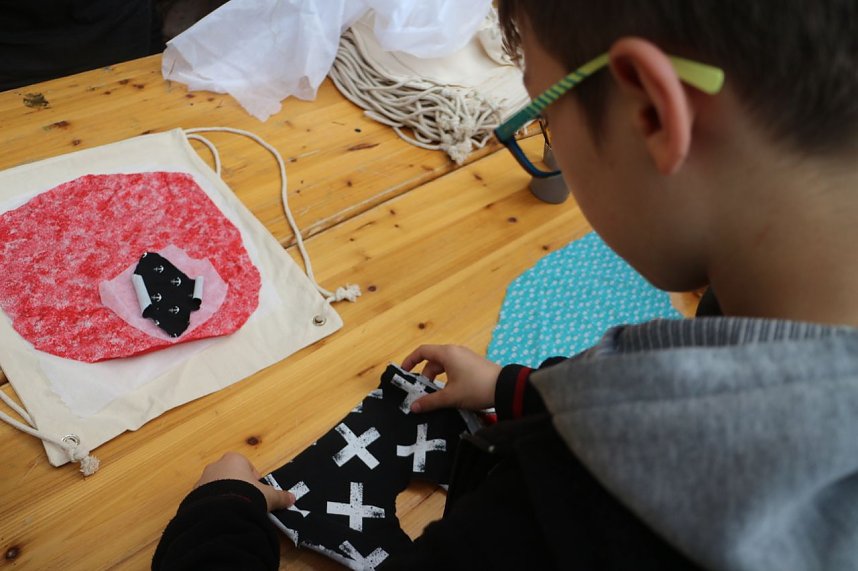 Kunst f&uuml;r alle! - beim diesj&auml;hrigen Kunstfest durfte man auch Wahlplakate verunstalten