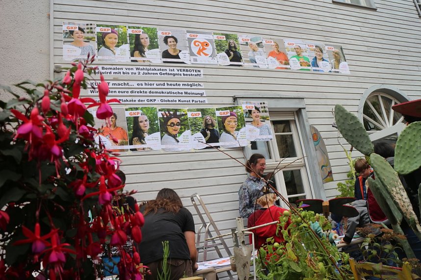 Kunst f&uuml;r alle! - beim diesj&auml;hrigen Kunstfest durfte man auch Wahlplakate verunstalten