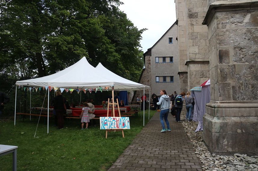 Kunst f&uuml;r alle! - beim diesj&auml;hrigen Kunstfest durfte man auch Wahlplakate verunstalten