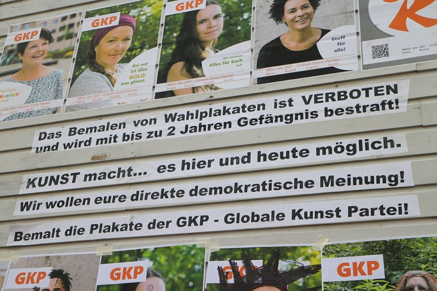 Kunst f&uuml;r alle! - beim diesj&auml;hrigen Kunstfest durfte man auch Wahlplakate verunstalten