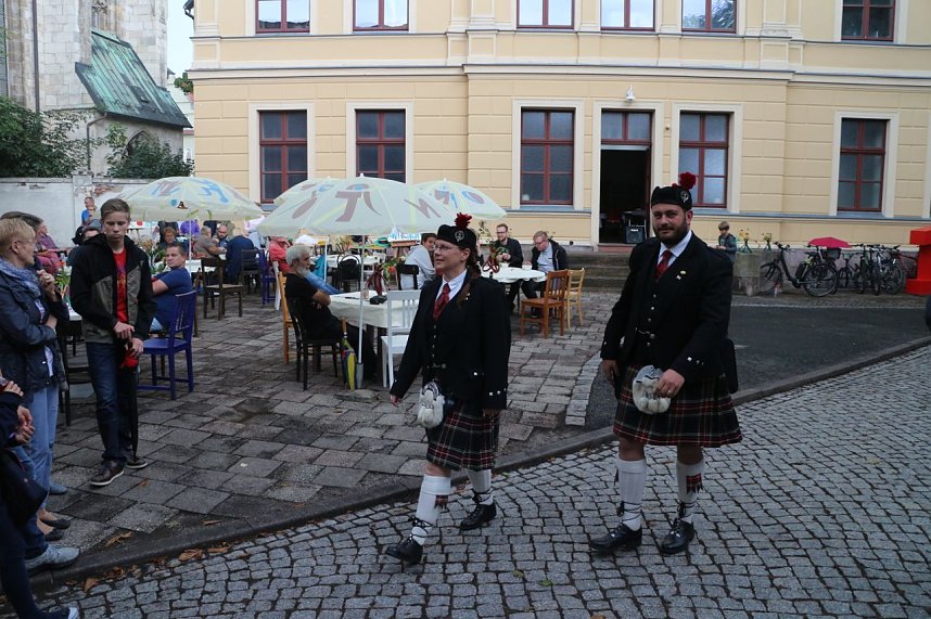Kunst f&uuml;r alle! - beim diesj&auml;hrigen Kunstfest durfte man auch Wahlplakate verunstalten