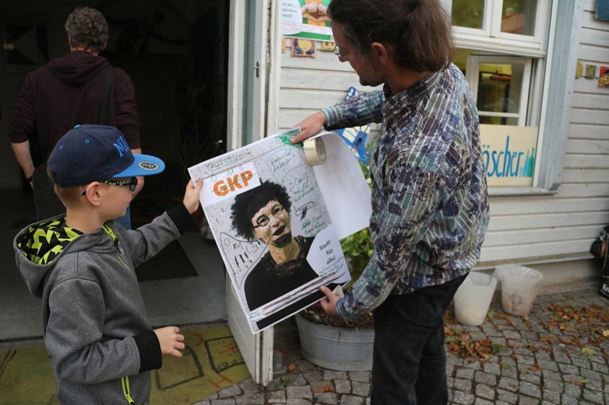 Kunst f&uuml;r alle! - beim diesj&auml;hrigen Kunstfest durfte man auch Wahlplakate verunstalten