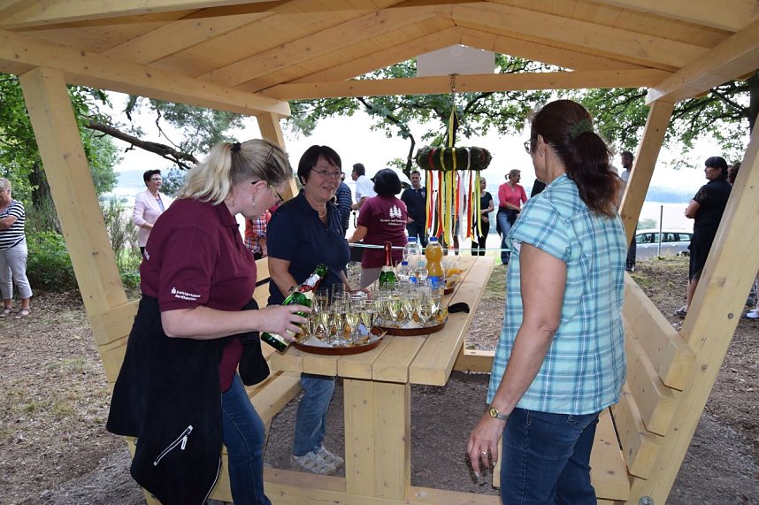 Am vergangenen Freitag konnten die Mitglieder des Heimat- und Kulturvereins S&uuml;lzhayn nach einj&auml;hriger Planungsphase am Steinkreuz in S&uuml;lzhayn eine Sitzbankgruppe mit herrlichem Ausblick feierlich einweihen. 