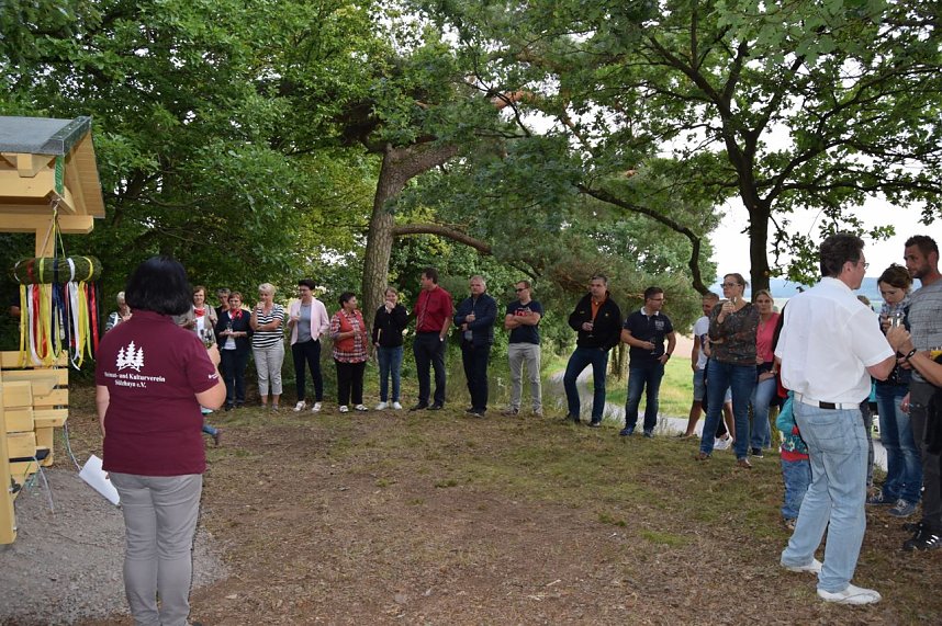 Am vergangenen Freitag konnten die Mitglieder des Heimat- und Kulturvereins S&uuml;lzhayn nach einj&auml;hriger Planungsphase am Steinkreuz in S&uuml;lzhayn eine Sitzbankgruppe mit herrlichem Ausblick feierlich einweihen. 