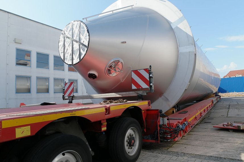 Zwei gro&szlig;e Treber-Silos gehen auf die Reise