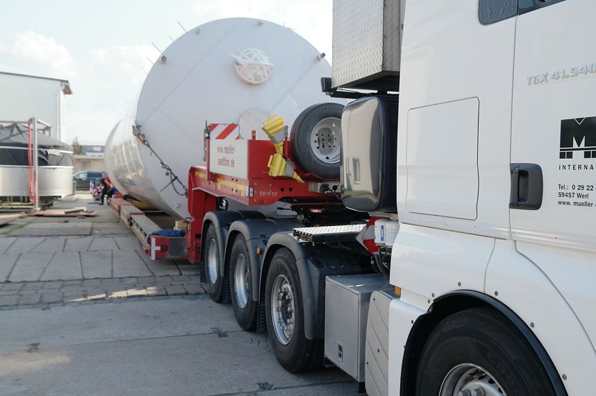 Zwei gro&szlig;e Treber-Silos gehen auf die Reise
