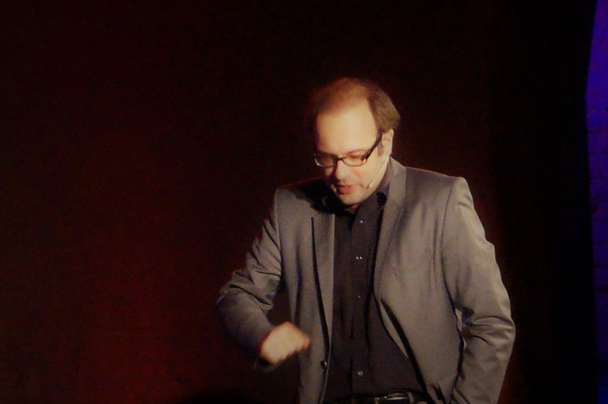 REN&Eacute; SYDOW Warnung vor dem Munde