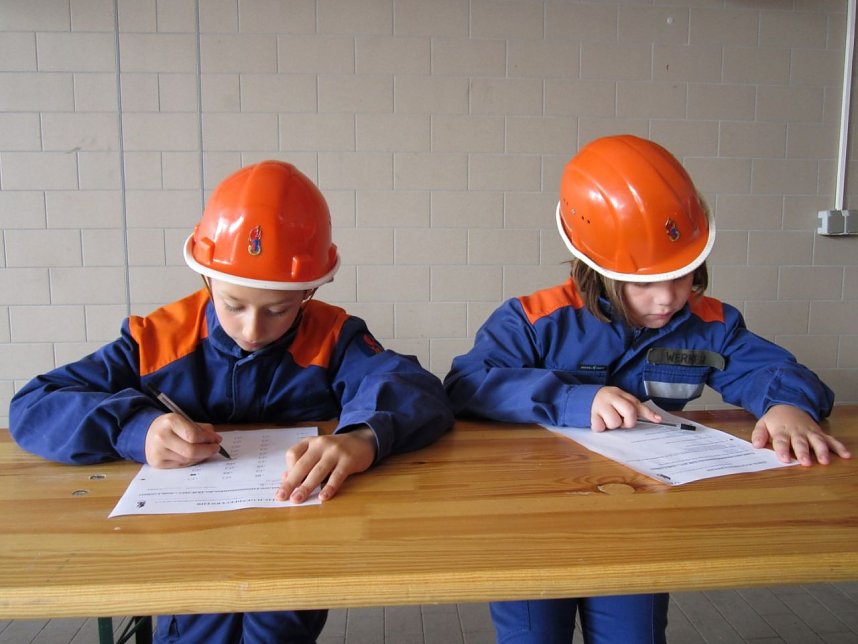 am Wochenende stellten sich Mitglieder verschiedener Jugendfeuerwehren der Pr&uuml;fung des  Leistungsabzeichens der Th&uuml;ringer Jugendfeuerwehr f&uuml;r die Altersklasse 6-9 Jahre in Silber
