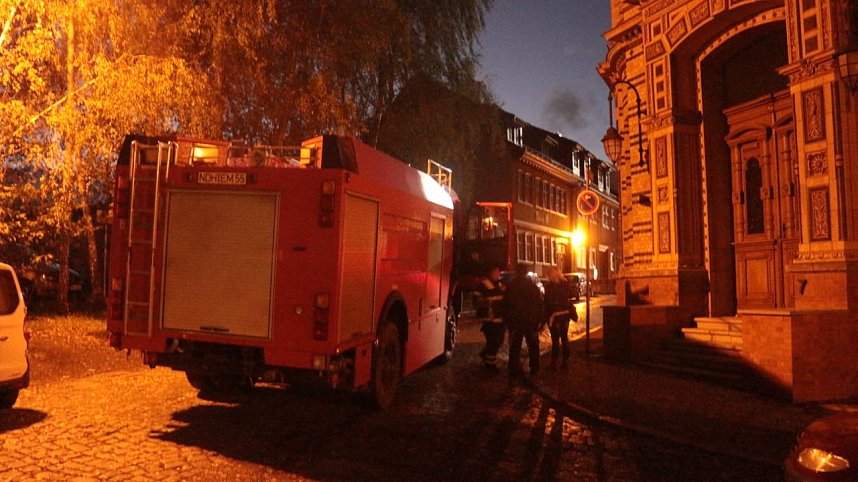 Einsatzende bei Flutlicht - Feuerwehr konnte Dach in der Dr.-K&uuml;lz-Stra&szlig;e sichern