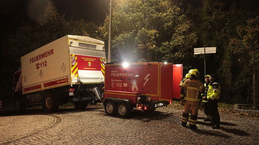 Einsatzende bei Flutlicht - Feuerwehr konnte Dach in der Dr.-K&uuml;lz-Stra&szlig;e sichern