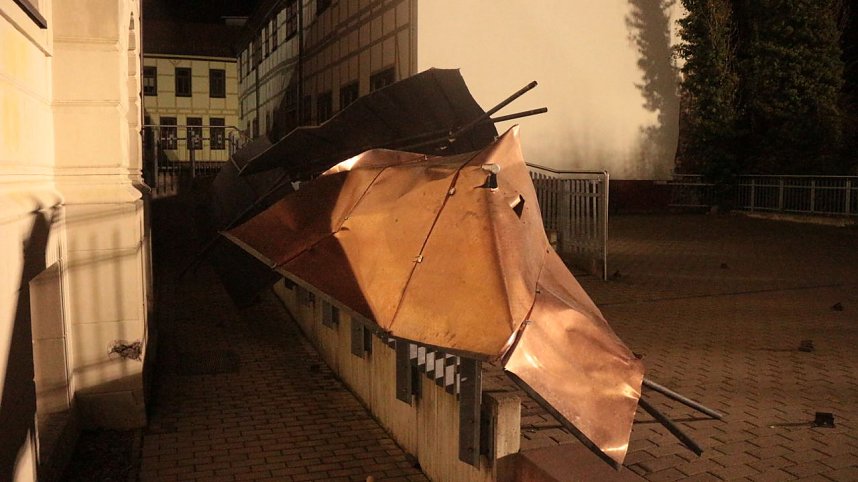 Einsatzende bei Flutlicht - Feuerwehr konnte Dach in der Dr.-K&uuml;lz-Stra&szlig;e sichern