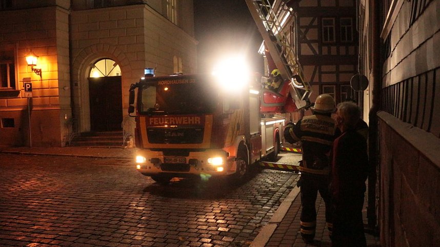 Einsatzende bei Flutlicht - Feuerwehr konnte Dach in der Dr.-K&uuml;lz-Stra&szlig;e sichern
