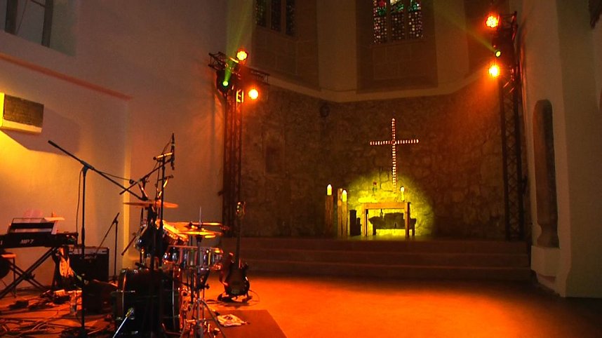 Junge Christen &uuml;bernehmen in der Altendorfer Kirche