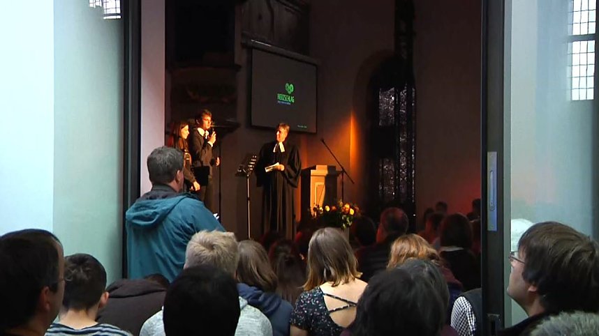 Junge Christen &uuml;bernehmen in der Altendorfer Kirche