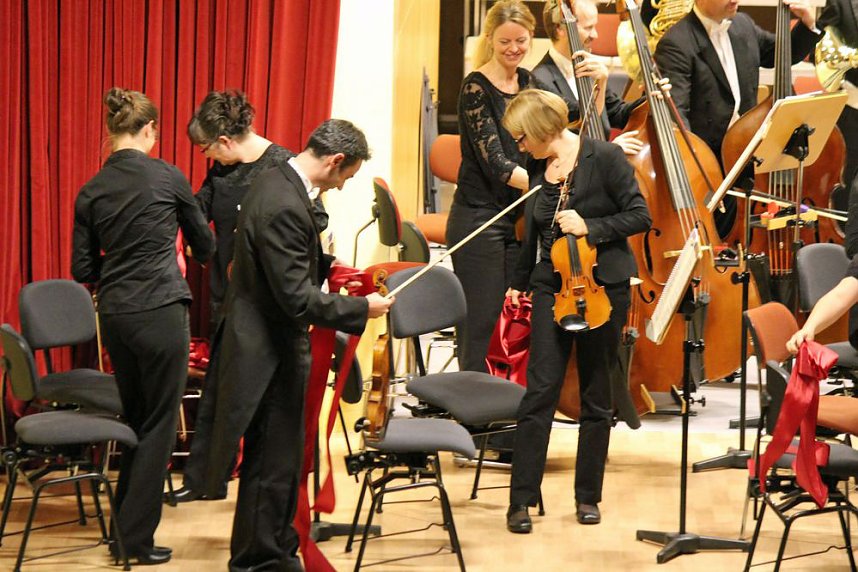 Urauff&uuml;hrung mit neuen St&uuml;hlen