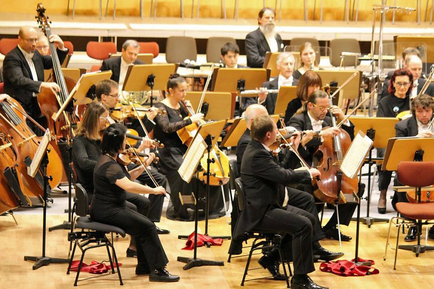 Urauff&uuml;hrung mit neuen St&uuml;hlen