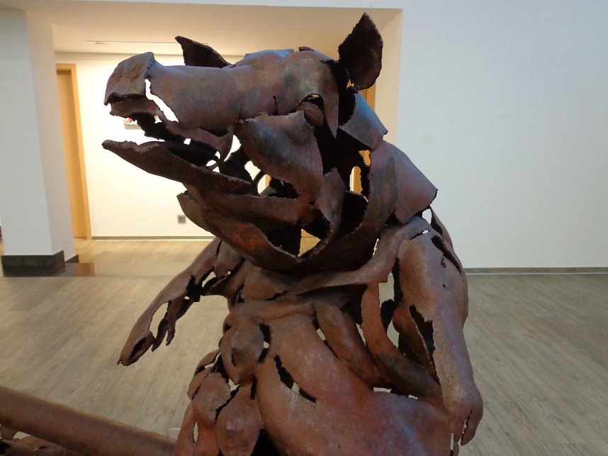 Stahlskulptur und Malerei in der Kreissparkasse