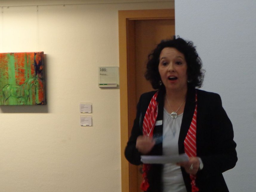 Stahlskulptur und Malerei in der Kreissparkasse