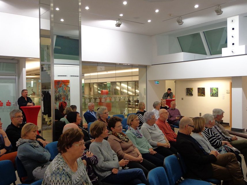Stahlskulptur und Malerei in der Kreissparkasse