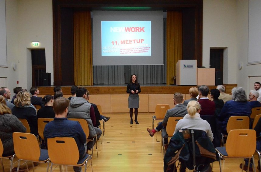 Begr&uuml;&szlig;ung der 50 G&auml;ste durch Dr. Kareen Schlangen