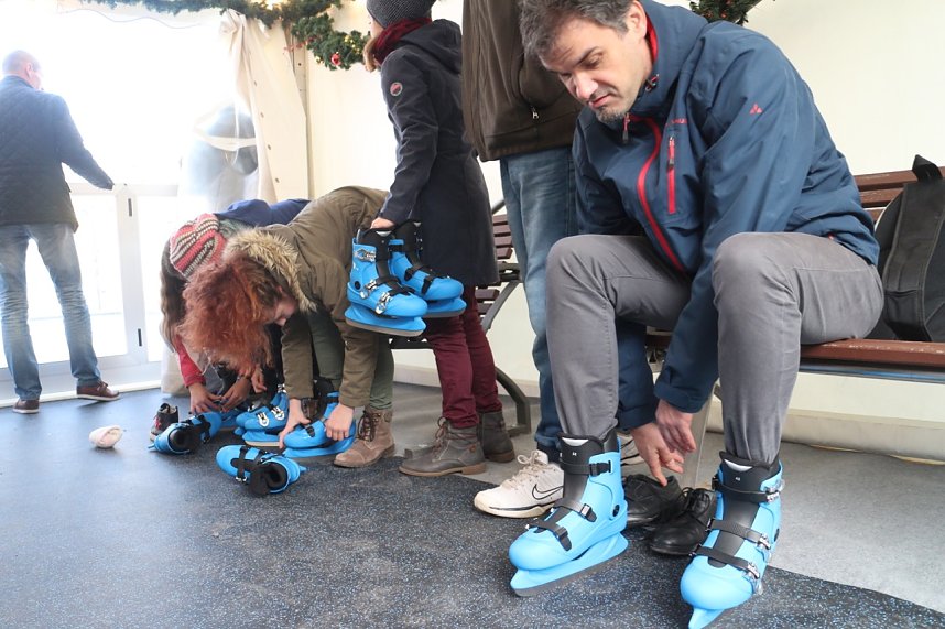 Weihnachtsmarkt und Eislaufbahn er&ouml;ffnet