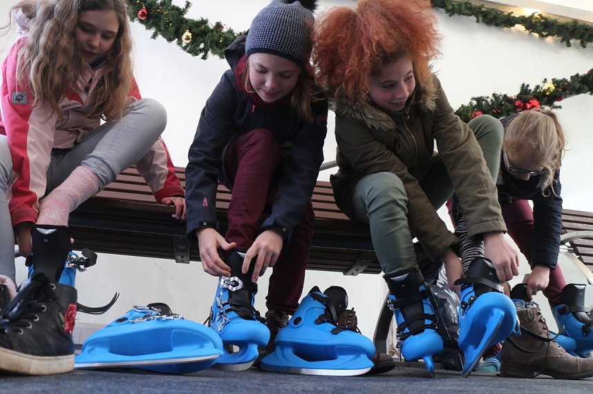 Weihnachtsmarkt und Eislaufbahn er&ouml;ffnet