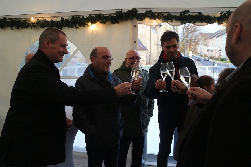 Weihnachtsmarkt und Eislaufbahn er&ouml;ffnet