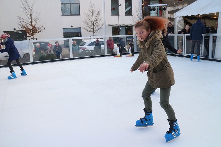 Weihnachtsmarkt und Eislaufbahn er&ouml;ffnet