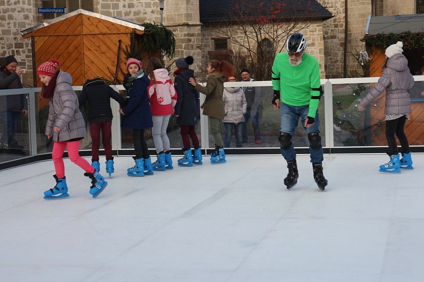 Weihnachtsmarkt und Eislaufbahn er&ouml;ffnet