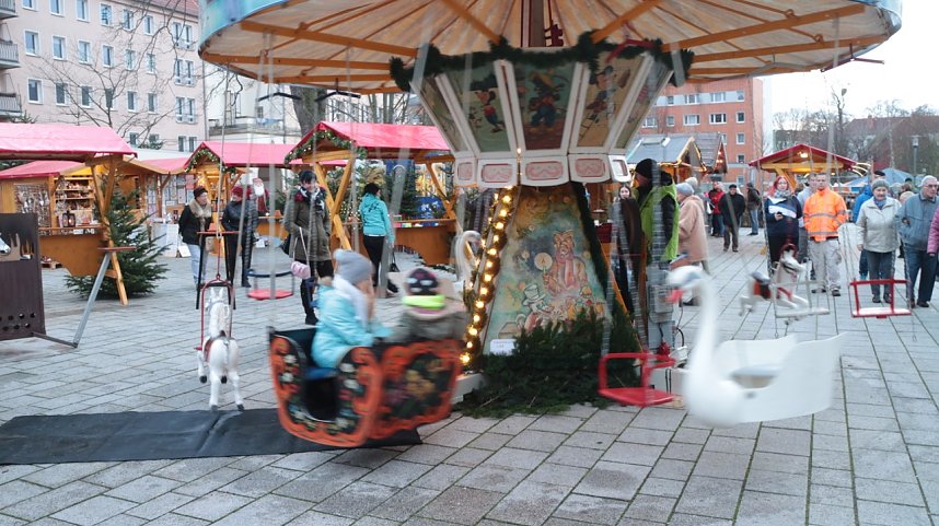 Weihnachtsmarkt und Eislaufbahn er&ouml;ffnet