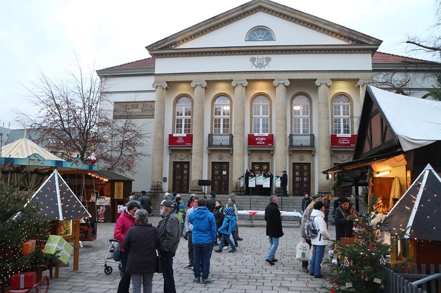 Weihnachtsmarkt und Eislaufbahn er&ouml;ffnet