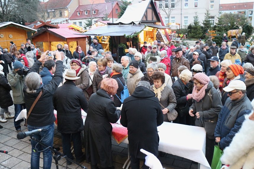 Weihnachtsmarkt und Eislaufbahn er&ouml;ffnet