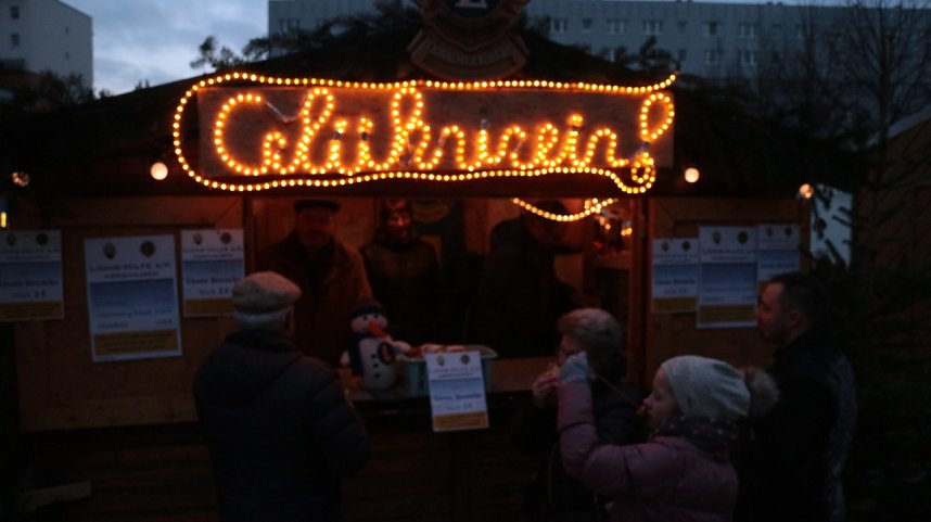 Weihnachtsmarkt und Eislaufbahn er&ouml;ffnet