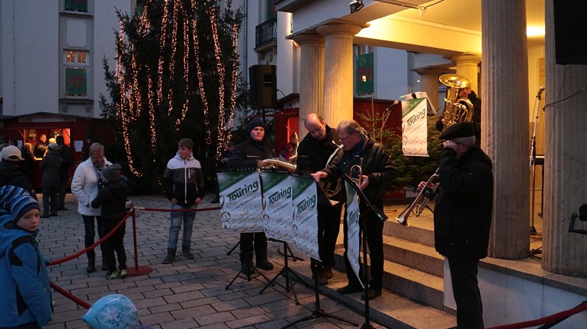 Weihnachtsmarkt und Eislaufbahn er&ouml;ffnet