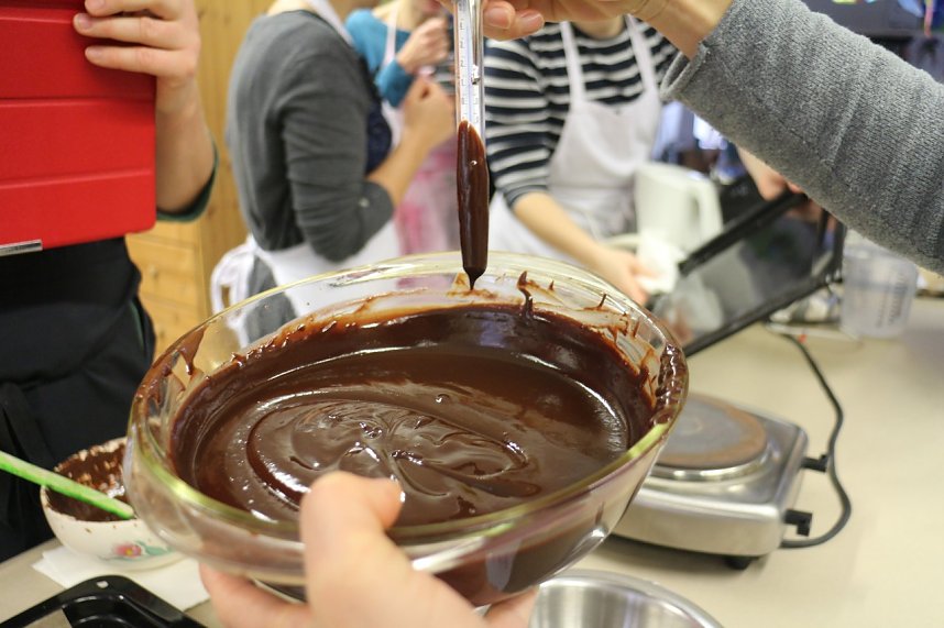 Backen, Basteln, B&auml;ume schm&uuml;cken - an der Jugendkunstschule und im Weltladen konnte man das heute selbst machen
