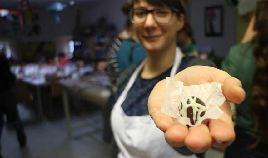 Backen, Basteln, B&auml;ume schm&uuml;cken - an der Jugendkunstschule und im Weltladen konnte man das heute selbst machen