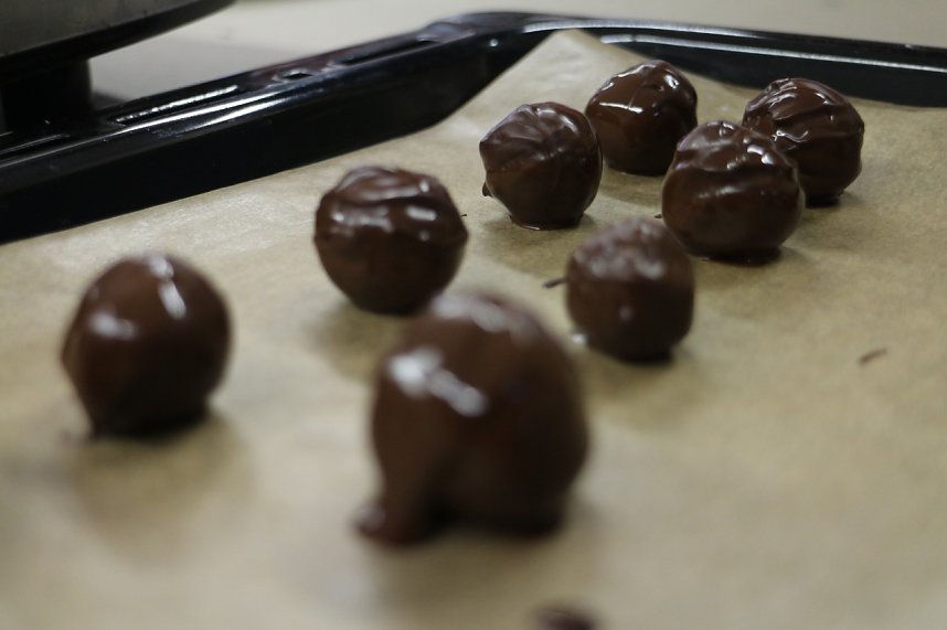 Backen, Basteln, B&auml;ume schm&uuml;cken - an der Jugendkunstschule und im Weltladen konnte man das heute selbst machen
