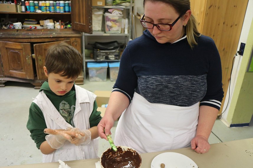 Backen, Basteln, B&auml;ume schm&uuml;cken - an der Jugendkunstschule und im Weltladen konnte man das heute selbst machen