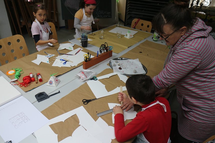 Backen, Basteln, B&auml;ume schm&uuml;cken - an der Jugendkunstschule und im Weltladen konnte man das heute selbst machen