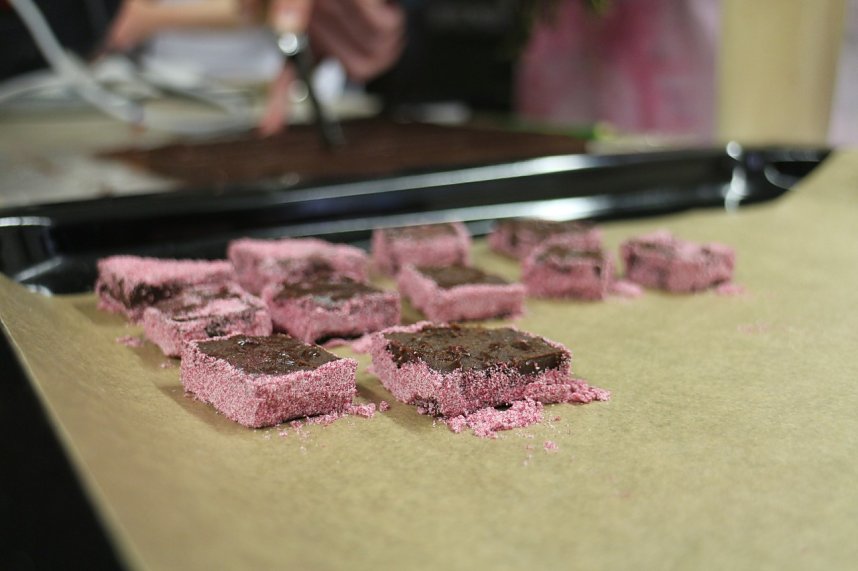Backen, Basteln, B&auml;ume schm&uuml;cken - an der Jugendkunstschule und im Weltladen konnte man das heute selbst machen
