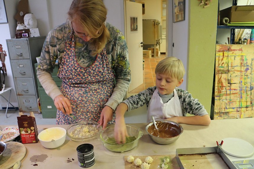 Backen, Basteln, B&auml;ume schm&uuml;cken - an der Jugendkunstschule und im Weltladen konnte man das heute selbst machen