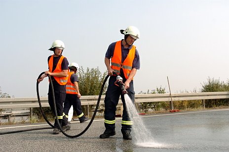 Feuerwehr bei Reinigungsarbeiten