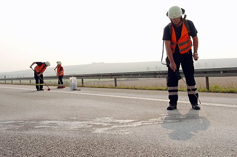 Feuerwehr bei Reinigungsarbeiten
